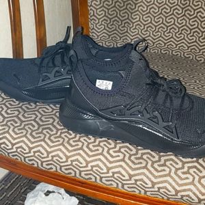 Pumas womans black size 9